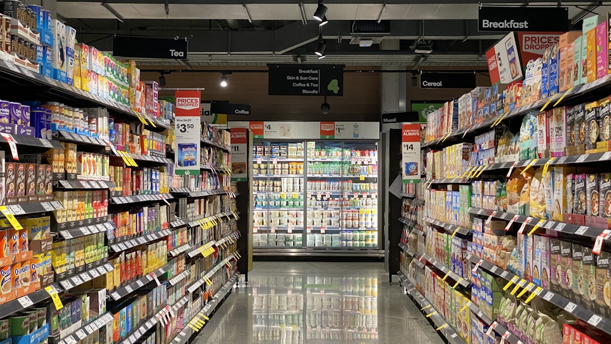 Le Nutri-Score classe les aliments de A à E, du vert au rouge, pour offrir un repère visuel simple au moment des courses.