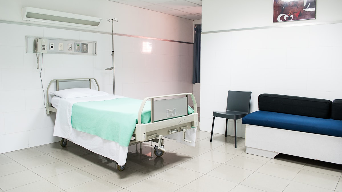 Le nombre de médecins augmente, mais leur répartition géographique laisse des territoires entiers sans accès facile aux soins.